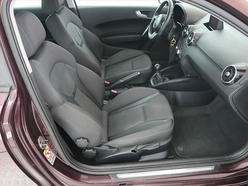 Audi A1 (2011) 1.6 TDI, Serv.kniha, Tempomat - fotka 9 z 17
