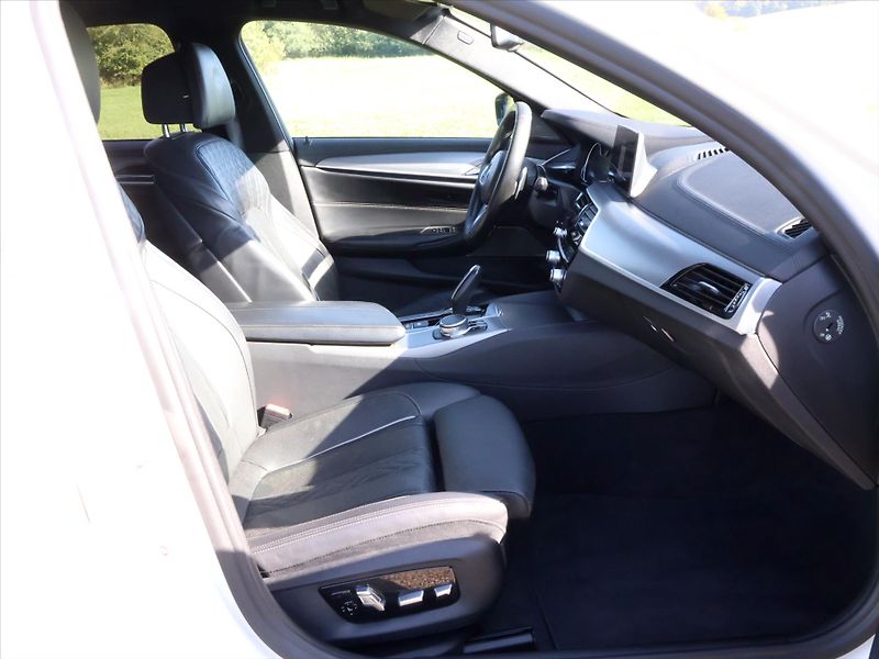 BMW Řada 5 3,0 530d 195kW xDrive CZ - fotka 13 z 39