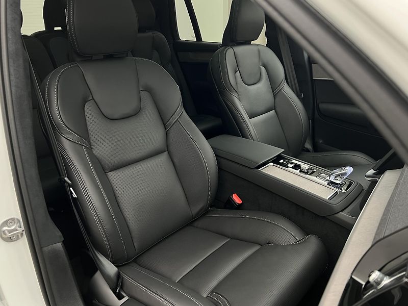 Volvo XC90 (2026) T8 AWD RECHARGE ULTRA DARK - fotka 28 z 46