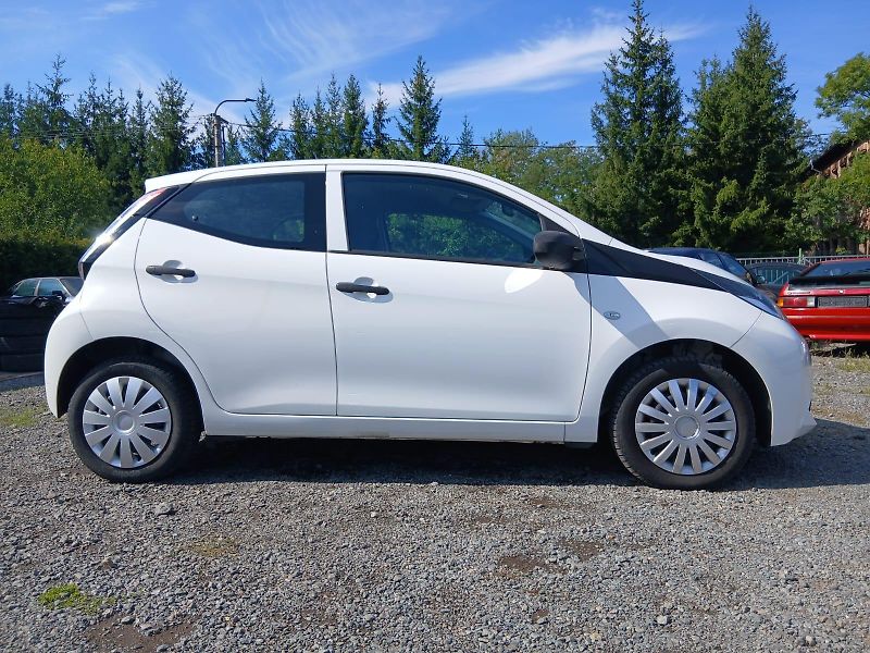 Toyota Aygo 1.0, 51 kW, klima - fotka 16 z 38