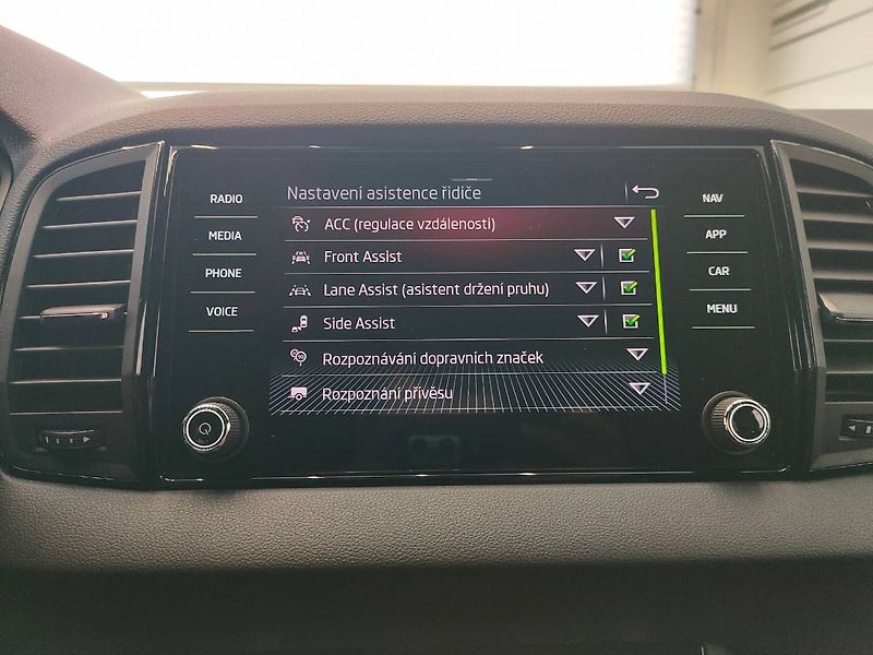 Škoda Karoq (2021) Sportline 2.0 TSI 4x4 (140kW/1 - fotka 18 z 31