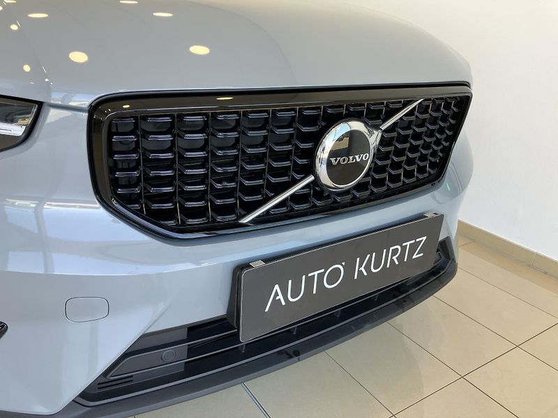 Volvo XC40 B3 FWD Plus Dark AT7  - fotka 3 z 38