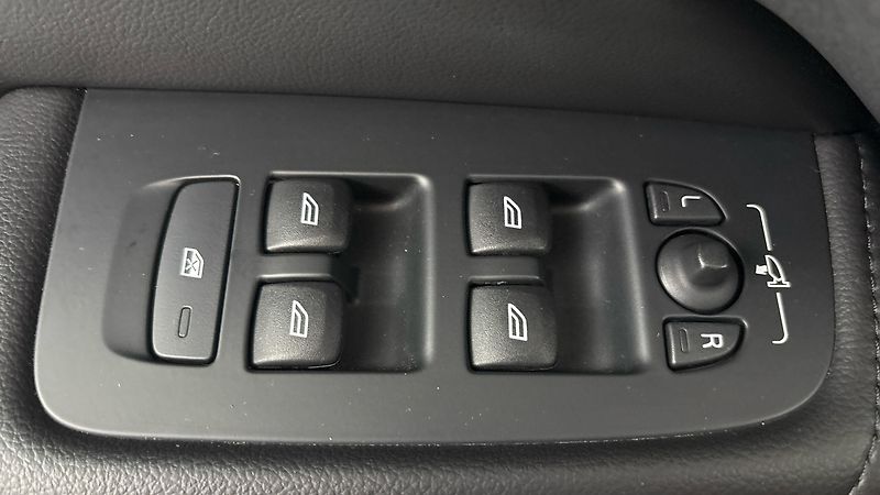 Volvo XC60 2.0 B4 AUT AWD Momentum Pro - fotka 23 z 28