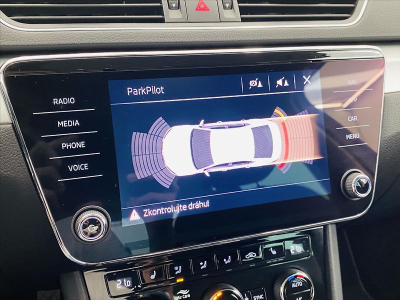 Škoda Superb 2,0 TDI 110kW Ambition - fotka 16 z 24