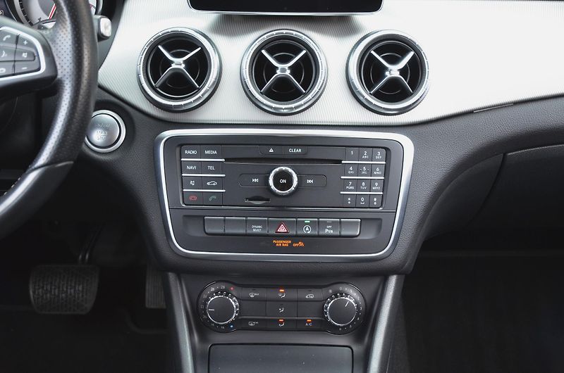 Mercedes-Benz CLA (2017) 220d 130kW AT / Bi-XENON - fotka 24 z 39