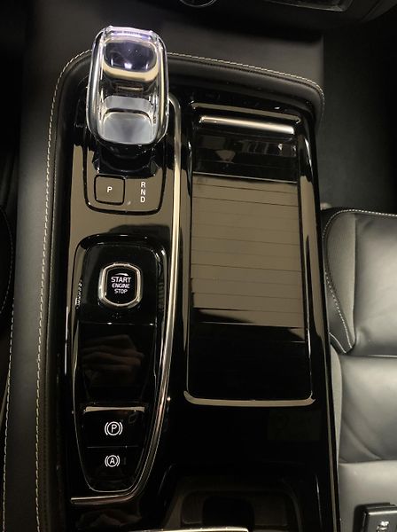 Volvo V60 RECHARGE T6, AWD PLUS DARK ČR - fotka 24 z 42