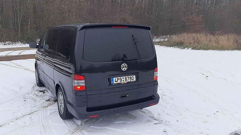 Černé provedení s tónovanými skly trochu připomíná pohřební vůz.