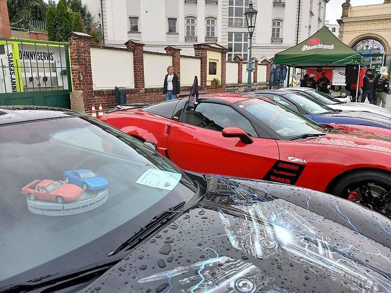 V Plzeňském Prazdroji si dali sraz příznivci amerických sportovních vozů Corvette.
