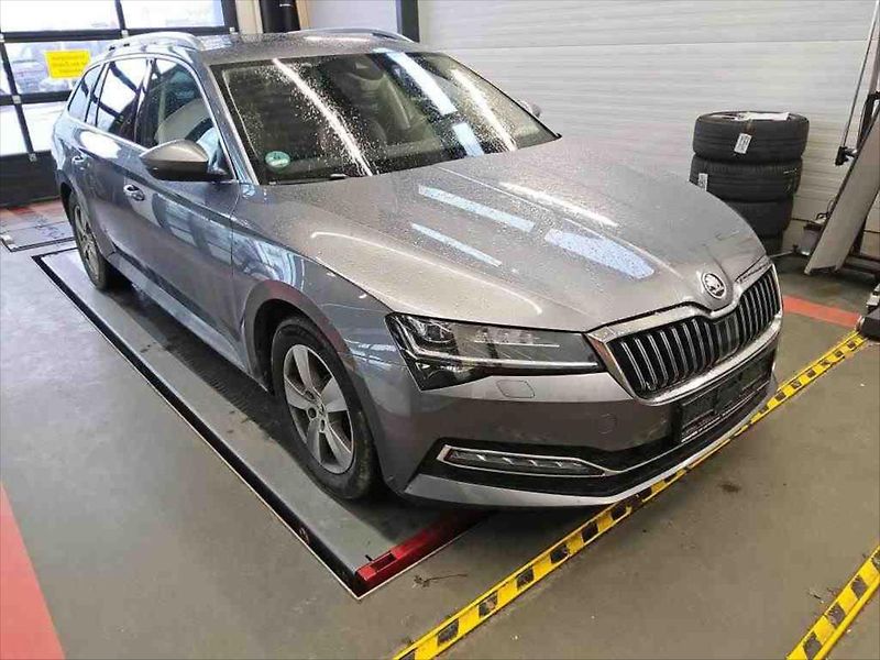 Škoda Superb 2,0 STYLE,PANORAMA,TAŽNÉ,LED - fotka 2 z 13