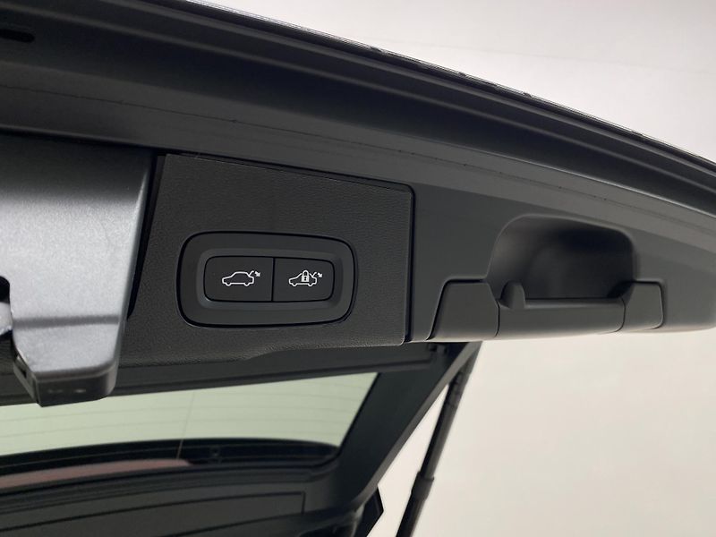 Volvo XC60 T6 AWD RECHARGE BLACK EDITION - fotka 31 z 61