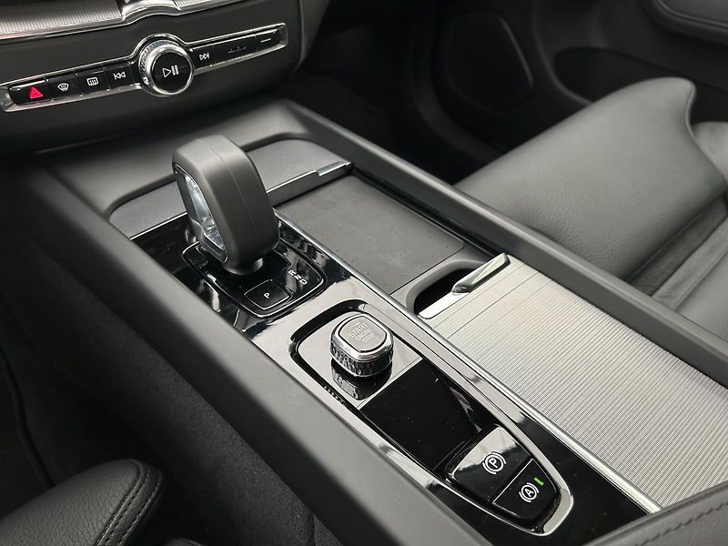 Volvo XC60 2.0  B4 4x4 PLUS  Black - fotka 28 z 30