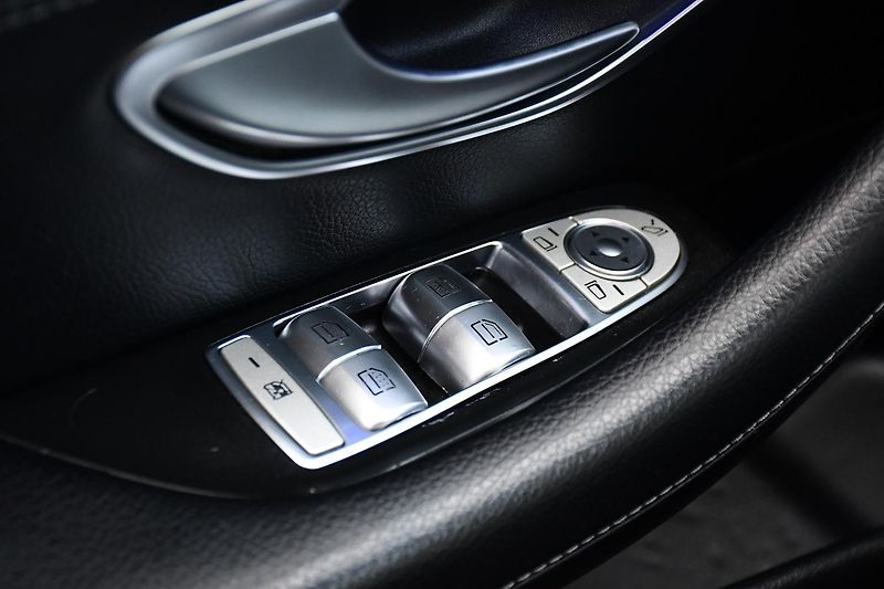 Mercedes-Benz Třídy E 350D AMG K360° HEAD-UP - fotka 25 z 51