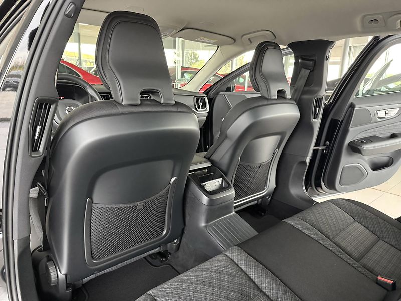 Volvo V60 T6 AWD*Recharge*KeyLess*Tažné - fotka 17 z 39