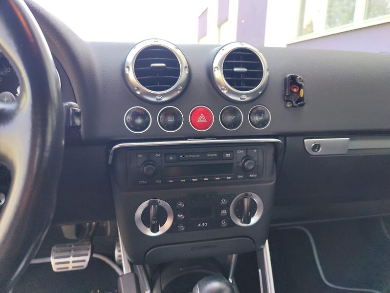 Audi TT 3,2i V6 quattro / automat / - fotka 20 z 35