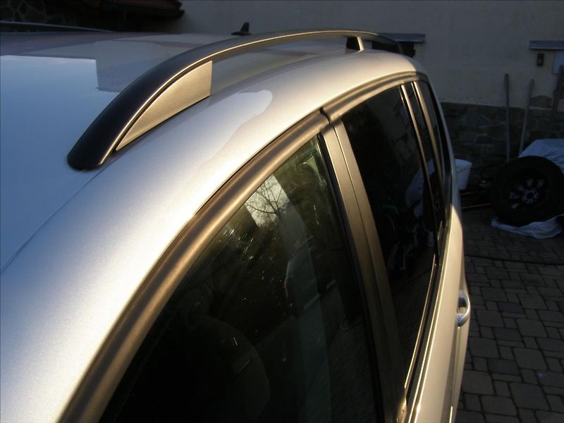 Volkswagen Touran 1,2   77KW REZERVACE - fotka 12 z 39
