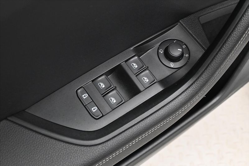 Škoda Superb 2,0 TDI 110 kW DSG Style Záruk - fotka 26 z 33