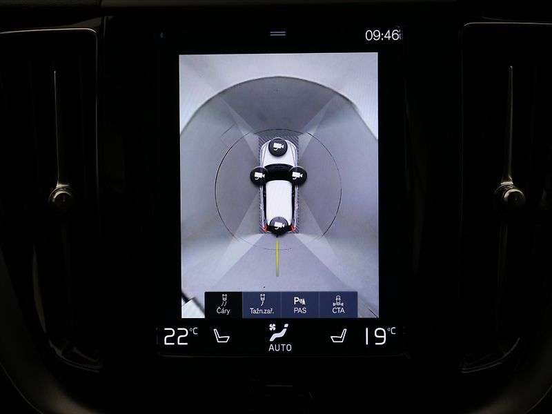 Volvo XC60 2,0 145 kW D4 AWD Momentum - fotka 21 z 31