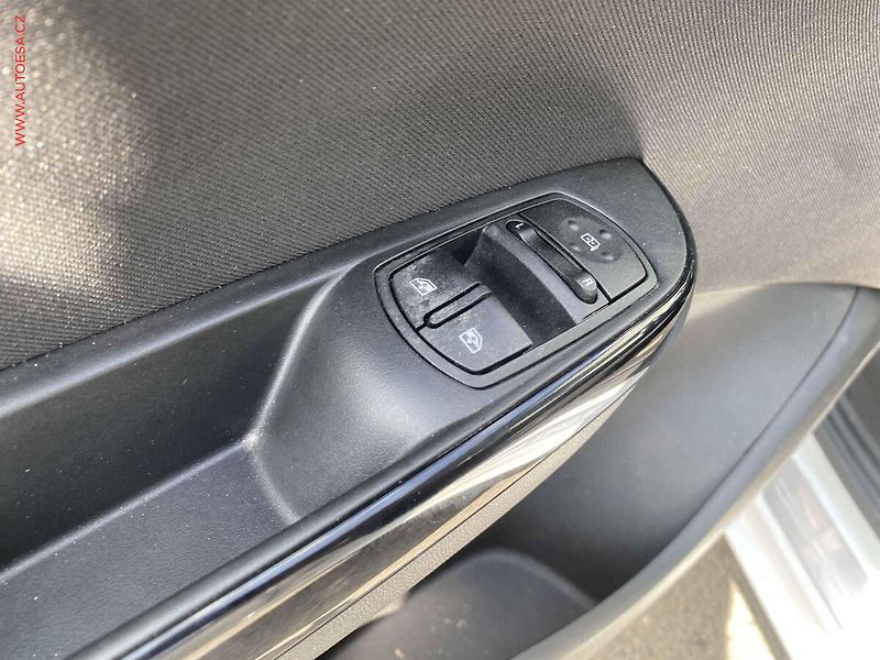 Opel Corsa (2019) 1.4 120, Edition, kamera - fotka 13 z 17
