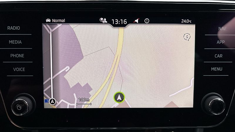Škoda Superb 2.0 TDI DSG Sportline Combi - fotka 30 z 32