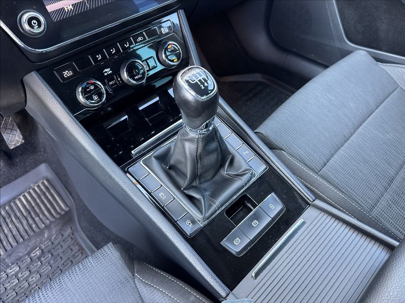 Škoda Superb 2,0 TDI 140kW ACC - fotka 34 z 50