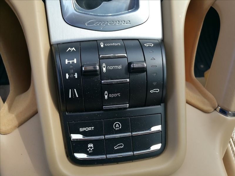 Porsche Cayenne 4,8 i V8 Turbo - fotka 13 z 32