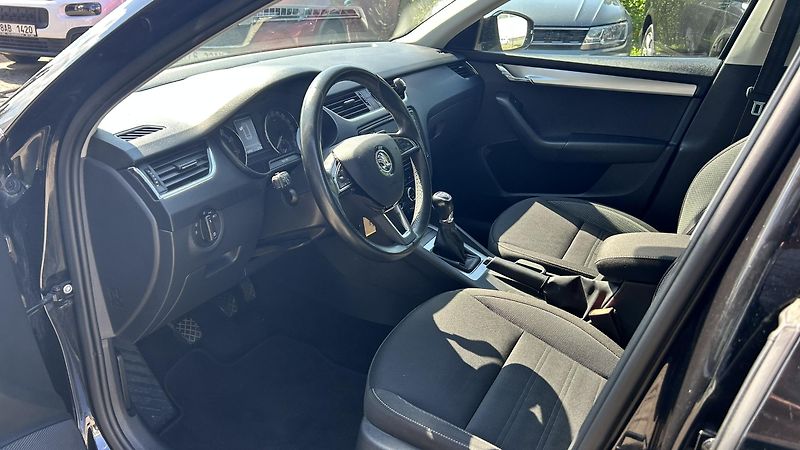Škoda Octavia 1.5TSI Ambiente 150k 6MT  - fotka 11 z 15