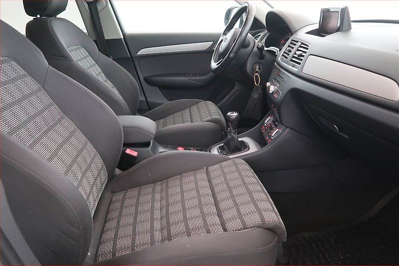 Audi Q3 (2012) 2.0 TDI, Xenony, Tempomat - fotka 9 z 17