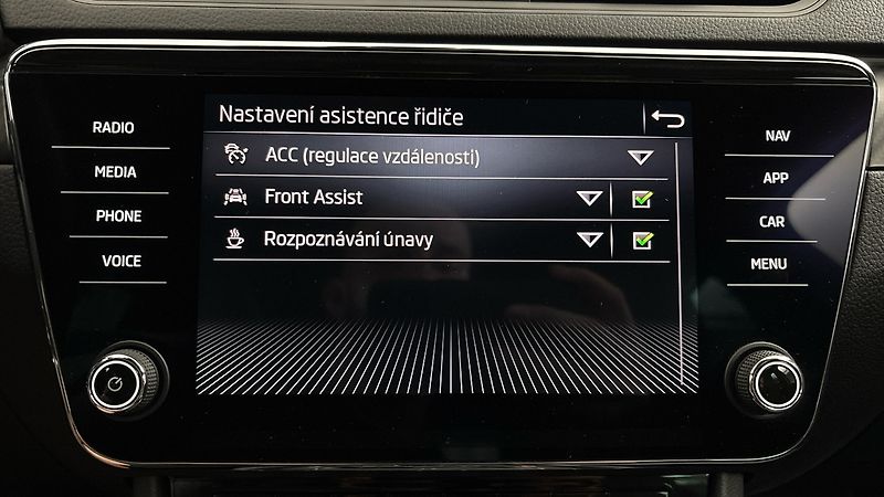 Škoda Superb 1.5 TSI Sportline Combi - fotka 27 z 30