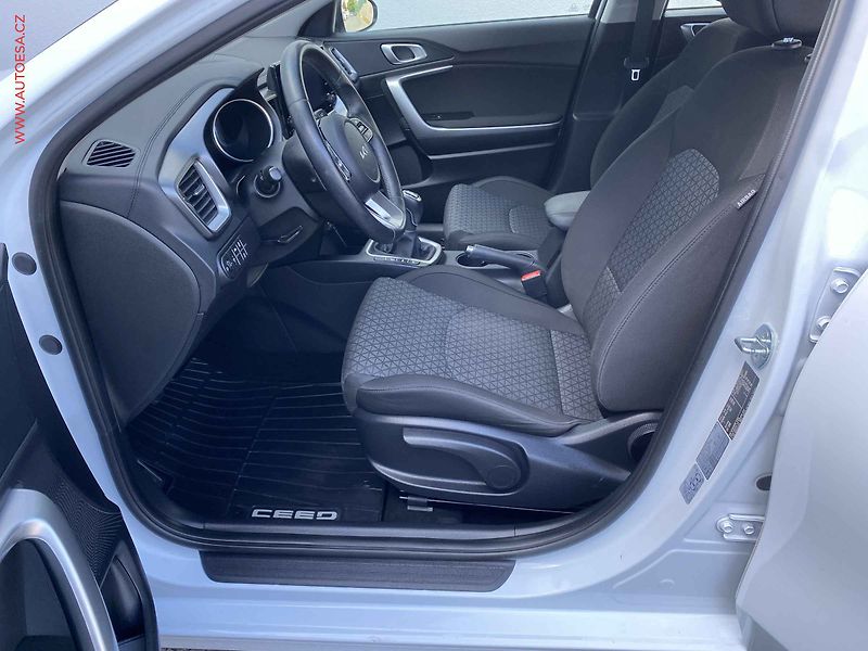 Kia Ceed (2023) 1.5 T-GDi, 1.maj,ČR, Spin - fotka 9 z 16