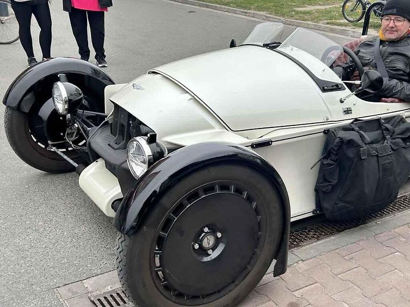 V neděli odpoledne poutal zájem kolemjdoucích před nákupním centrem nevídaný a luxusní sporťák.