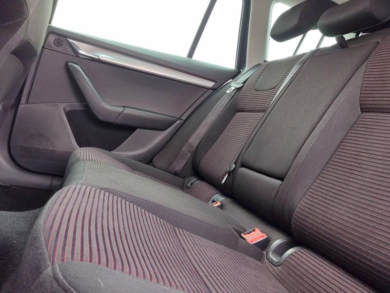 Škoda Octavia (2013) Combi Elegance plus 2,0 Tdi 11 - fotka 26 z 37