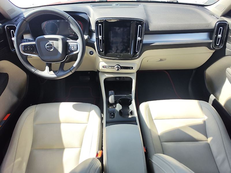 Volvo XC40 D3 2.0D Momentum Pro AT - fotka 14 z 38