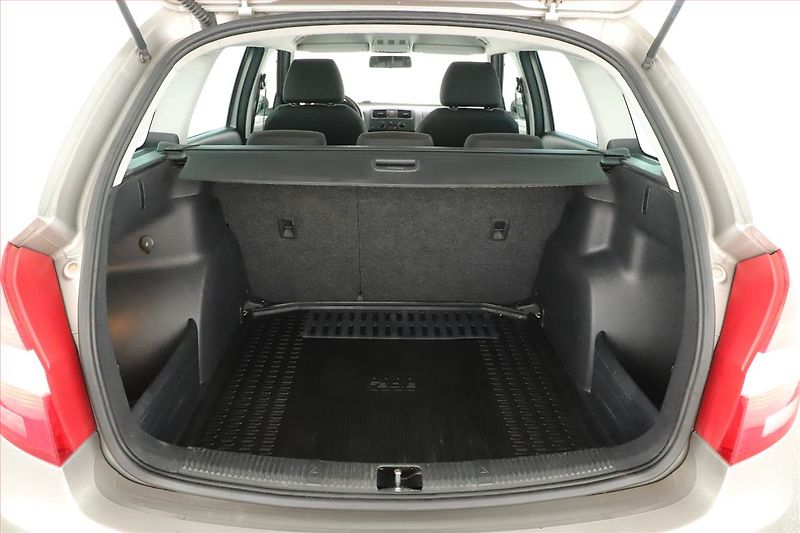 Škoda Fabia (2010) Ambiente 1.2 TSI, ČR,1.maj - fotka 13 z 14