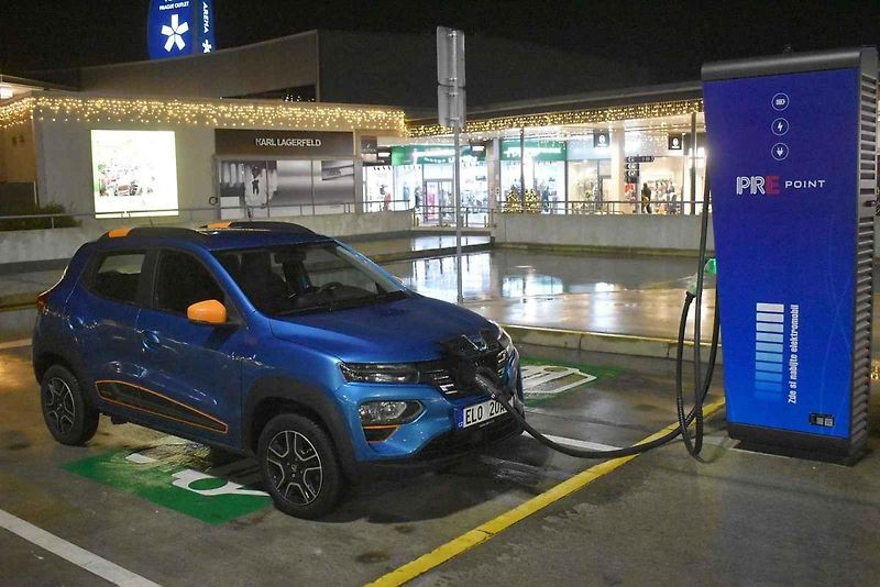 V kombinaci modré a oranžové barvy vypadá Spring atraktivně