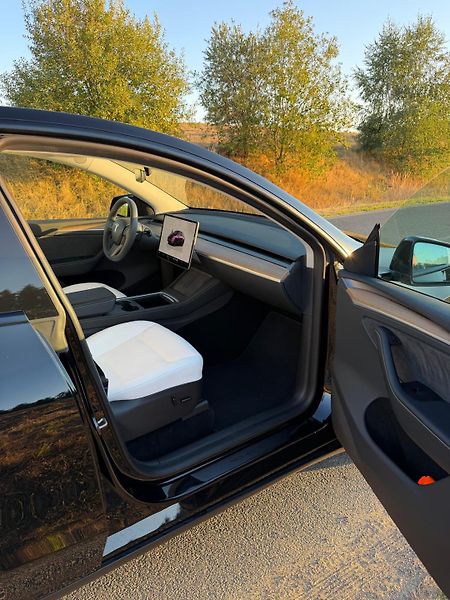 Tesla Model Y (2023) - fotka 8 z 13