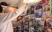 Jindřich kabourek ukazuje na fotografie s hercem Vladimírem Brabcem, představitelem majora Zemana.