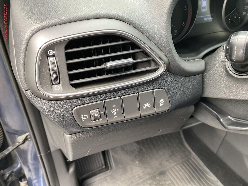 Hyundai i30 (2017) 1.6 CRDi, 2.maj,ČR, AC, navi - fotka 14 z 17