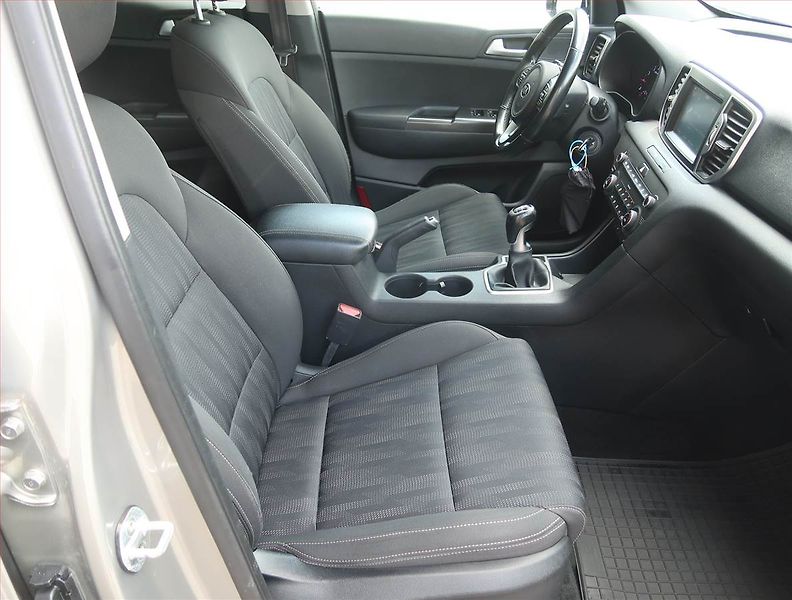 Kia Sportage (2017) 1.6 GDI, Serv.kniha, Navi - fotka 9 z 18