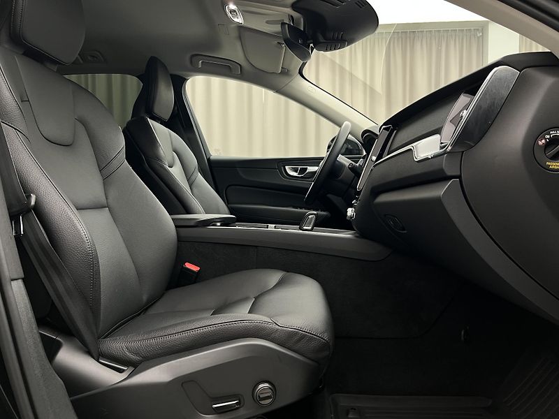 Volvo XC60 B4 AWD MOMENTUM AUT - fotka 19 z 43