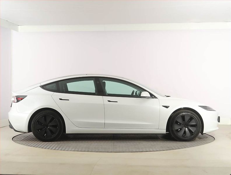 Tesla Model 3 (2023) Standard Range 60kWh, SoH 95% - fotka 6 z 31
