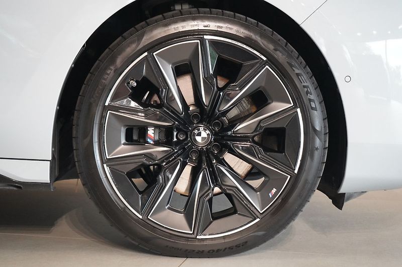 BMW Řada 7 740d xDrive , Integral, Pano - fotka 7 z 50