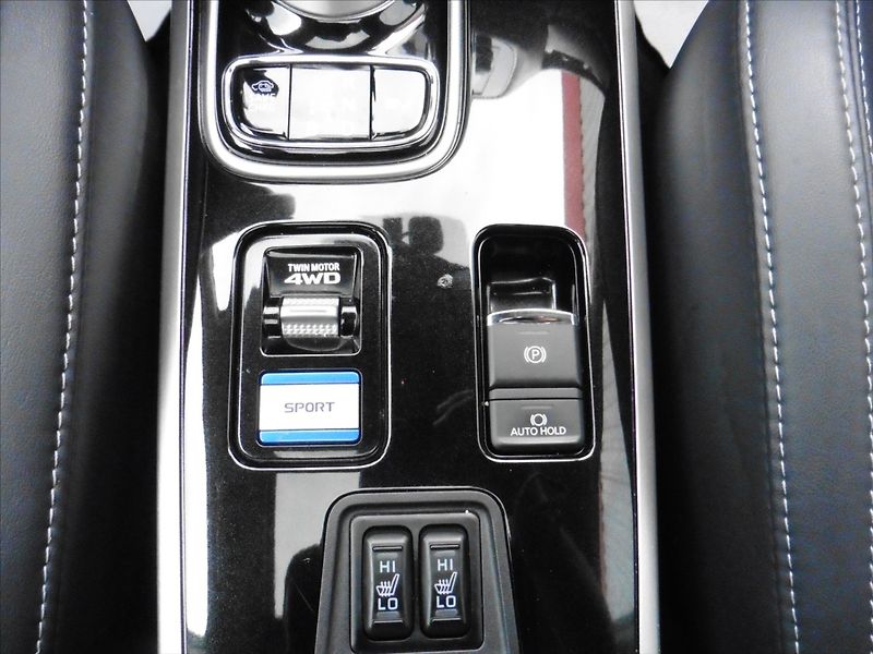 Mitsubishi Outlander 2,4 PHEV Instyle+ 1.maj. - fotka 14 z 19