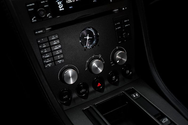 Aston Martin V8 Vantage N400 142/240 - fotka 12 z 23