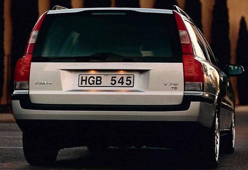 Volvo V70 ve formě tanku.