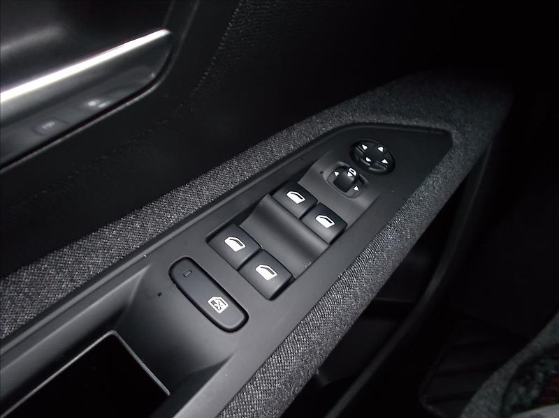 Peugeot 5008 ACTIVE 1.6 BlueHDi 120 7-míst - fotka 22 z 46