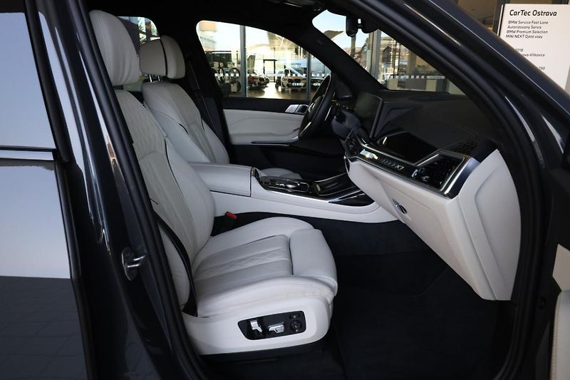 BMW X7 xDrive40d - fotka 17 z 21