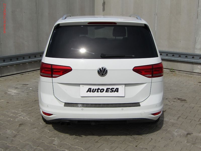 Volkswagen Touran (2016) 2.0 TDi, ČR, DSG, TZ, park - fotka 5 z 20
