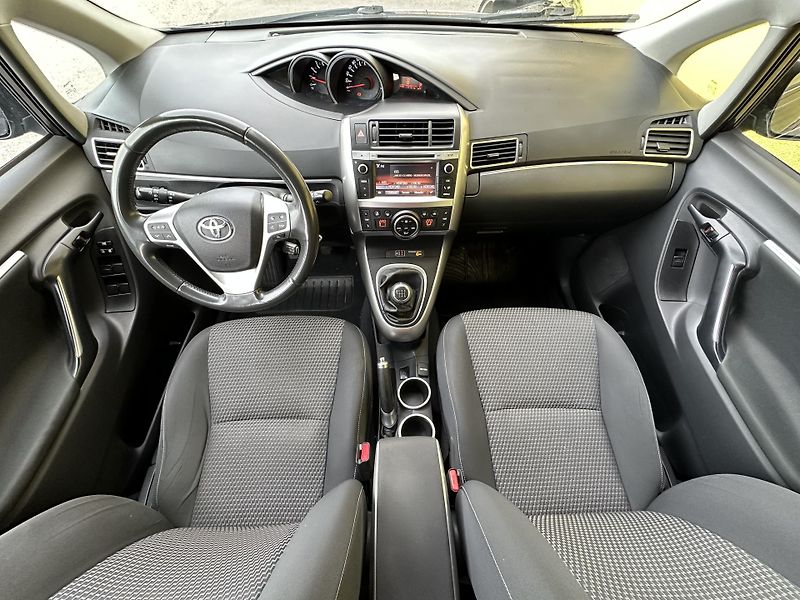 Toyota Verso (2015) 1.6D-4D/82kW * 1.Maj. TZ* PANO - fotka 11 z 35