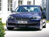 BMW Alpina B5 Bi-turbo vypadá na první pohled jako běžné BMW. Pod kapotou ale ukrývá přepracovaný motor V8, který dodává extrémní výkon. Auto stojí asi o půl milionu korun víc než model BMW 550i.