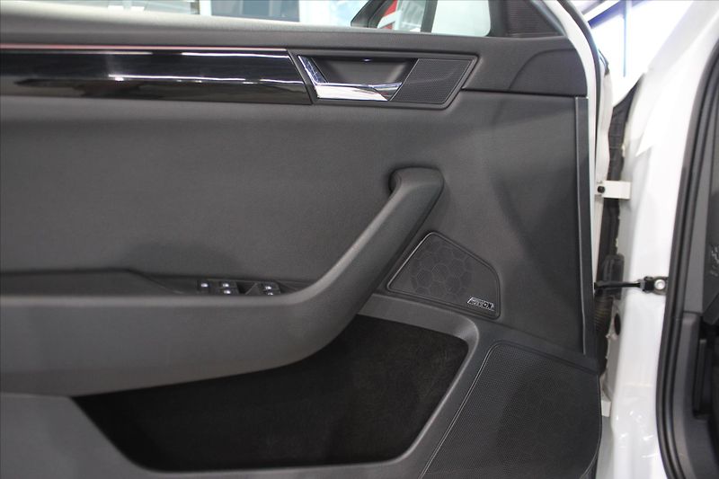 Škoda Superb TDi DSG 4x4 L&K ACC/Canton - fotka 10 z 31